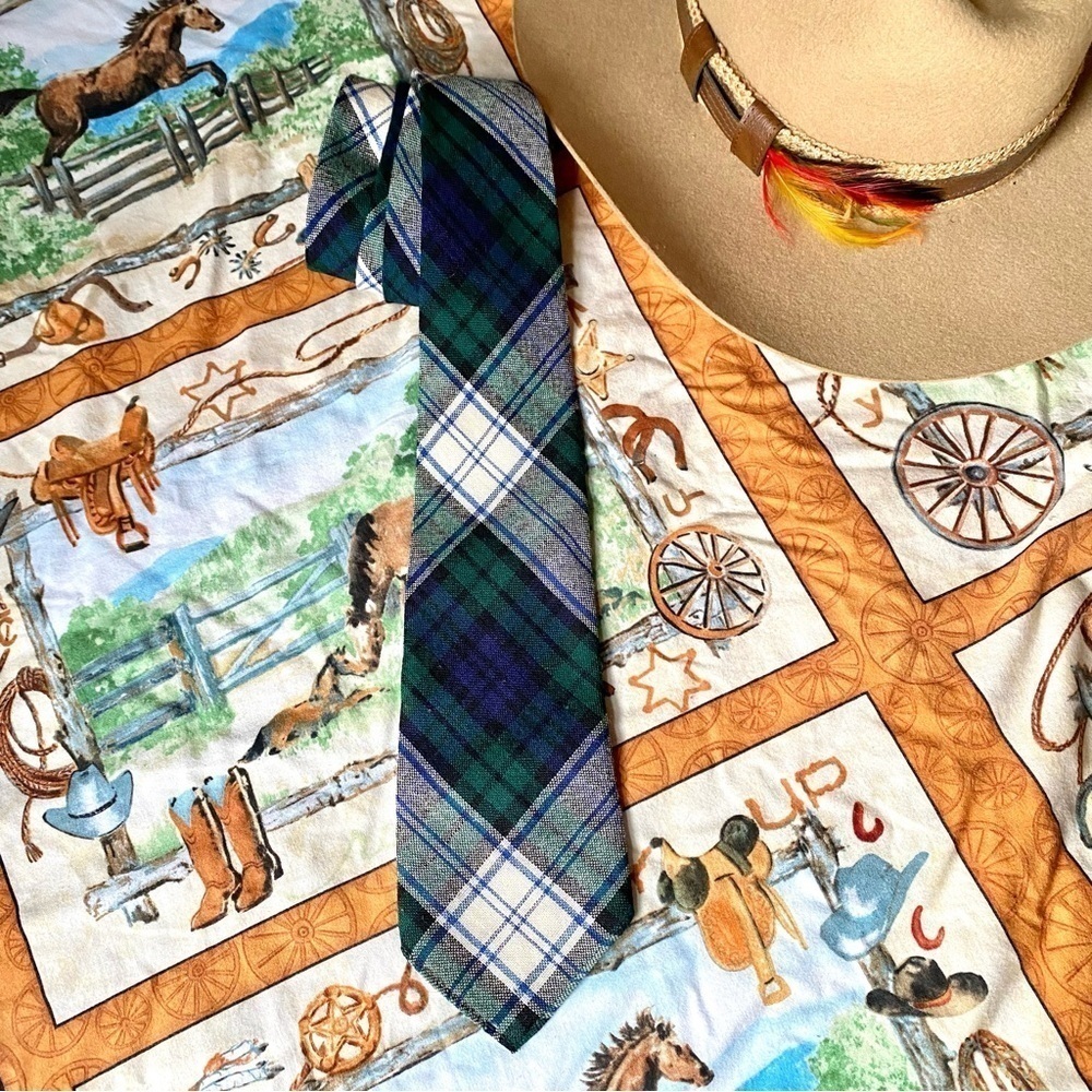 Scottish plaid tie w vintage retro vibe